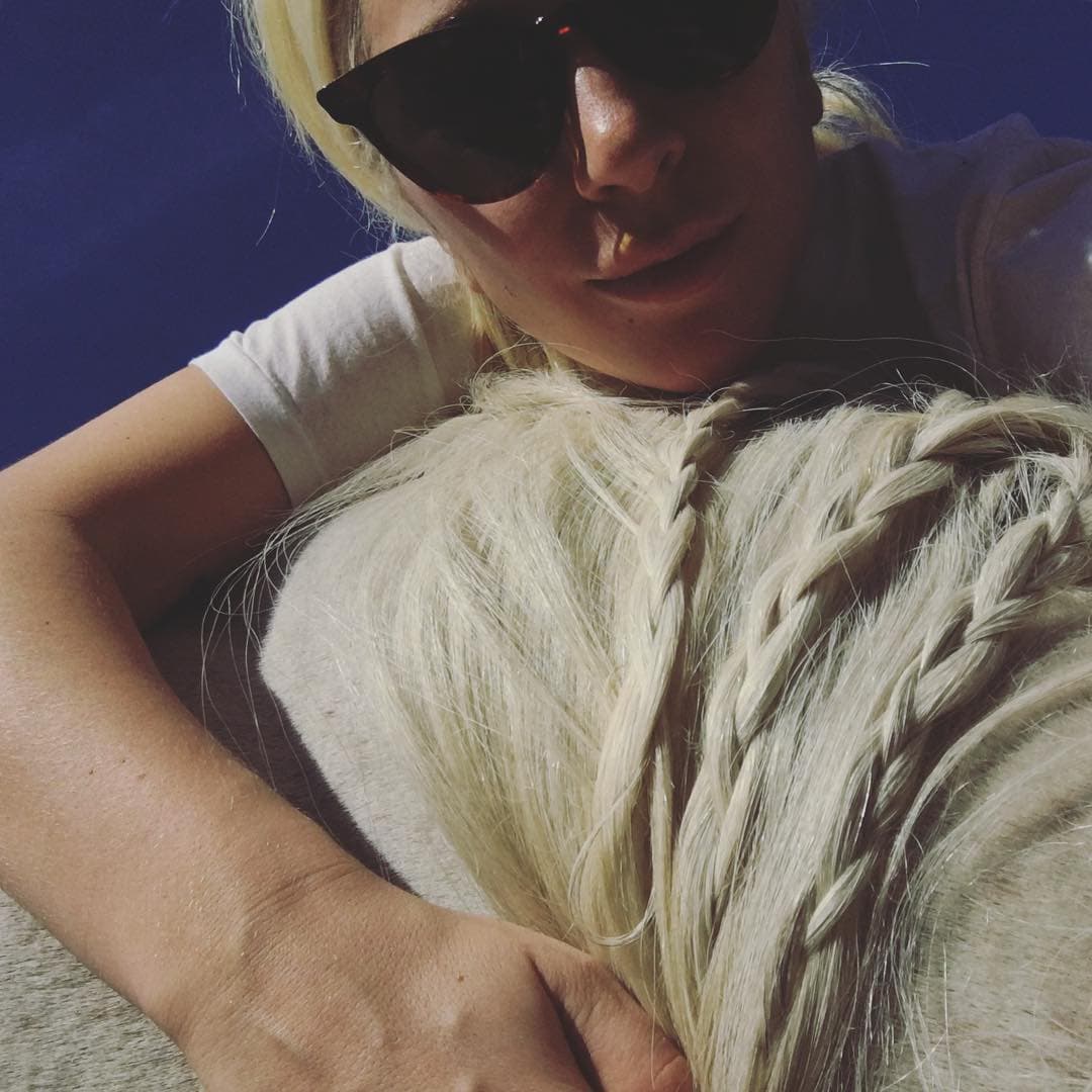 "
<b>Hoy en mi puerta fue entregado un ángel blanco del cielo</b>. Me sentí como en los viejos tiempos del negocio de los discos, ¡es una chica tan espiritual! Un sincero agradecimiento a John Janick y Steve Berman, a toda la familia Interscope. Montaré, cuidaré y la amaré por siempre. ¡Me sorprendí mucho!", escribió.
<br>