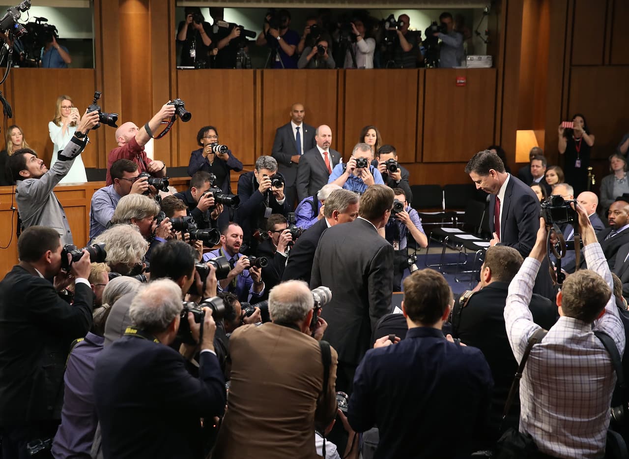 Según Comey su despido del FBI se hizo para cambiar la marcha de la investigación sobre los lazos entre Moscú y el entorno del presidente. Se negó a calificar directamente los actos de Trump como una "obstrucción a la justicia", pero dijo que fue"perturbadora" la petición del presidente de que 
<a href="https://www.univision.com/noticias/politica/james-comey-el-despedido-jefe-del-fbi-asegura-que-trump-exige-lealtad-como-un-jefe-de-la-mafia">dejara de investigar a Michael Flynn</a>, su ex asesor de Seguridad Nacional. Dijo que tuvo que tomar notas de los encuentros con Trump para dejar constancia de lo que considera una interferencia en su trabajo y que la Casa Blanca miente para intentr difamarlo.