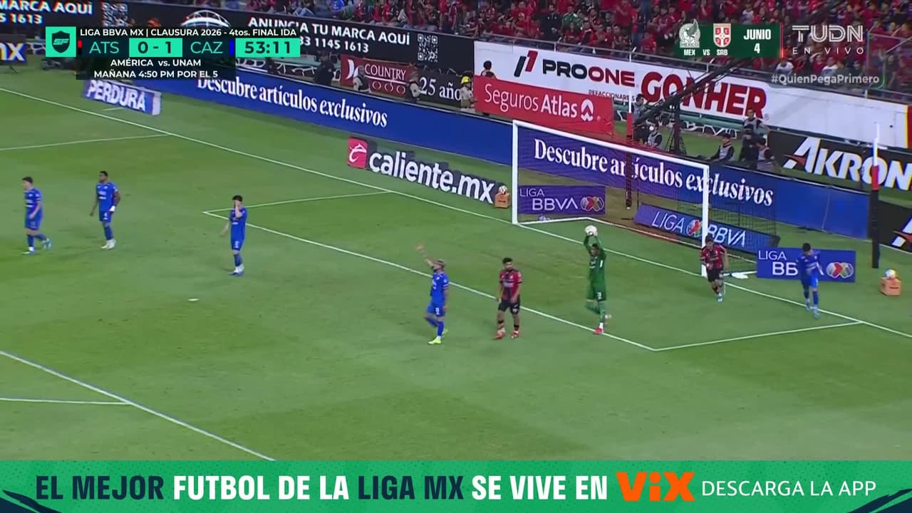 Kevin Mier le pone calma con una buena salida para quedarse con el balón