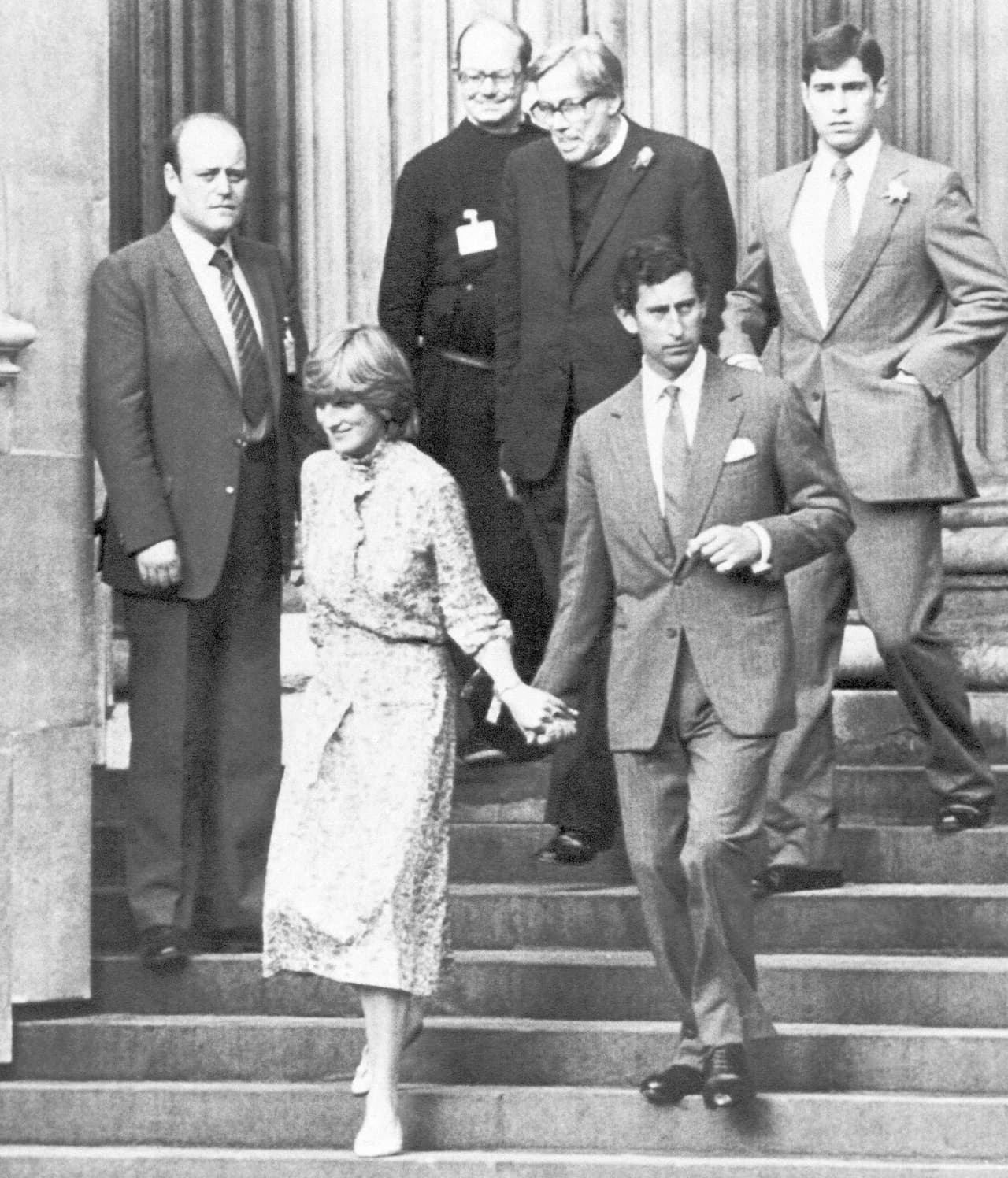 La pareja sale de un ensayo de ceremonia en la Catedral de San Pablo en Londres, el 27 de julio de 1981, dos días antes del evento. Carlos tenía 32 años y Diana 20, algo que algunos comentaristas destacaban como un notable diferencia de edad. El noviazgo fue corto, ya que según dijo Diana a su entrenador de voz, Peter Settelen, en 1992 "Nos vimos unas 13 veces y luego nos casamos". 
<a href="https://abcnews.go.com/Entertainment/princess-diana-documentary-faces-backlash-airing-private-tapes/story?id=48953163" target="_blank">El testimonio fue difundido en un documental titulado "Diana, en su propia voz"</a>, para el que se usaron las grabaciones de la princesa.