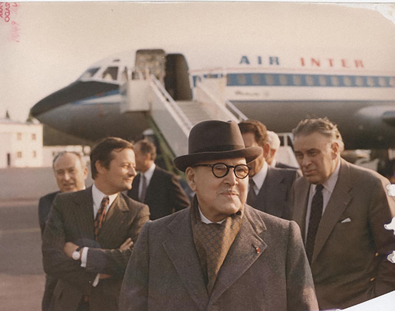 <b>Puesto 17. Familia Dassault</b>
<br>
<b>Compañía: </b>Dassault Systemes
<br>
<b>Patrimonio: 41,900 millones de dólares</b>
<br>Generaciones: 3
<br>Industria: aviación, tecnología,
<br>Establecida en: París, Francia
<br>
<br>Marcel Dassault, nacido en París en 1892 (en la foto), desarrolló una hélice de avión que fue utilizada por el ejército francés durante la Primera Guerra Mundial. En la década de 1960 comenzó a vender sus aviones a otros países, especialmente sus aeronaves de combate Mirage y Rafale. El Grupo Dassault es controlado por la familia, y su empresa más valiosa es la tecnológica Dassault Systemes. También invierten en medios y bienes raíces.