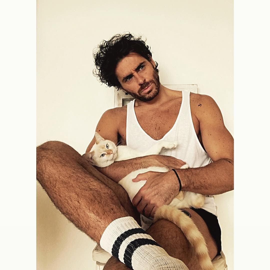 Aunque su sueño no se realizó hasta muchos años después, pues estudió la carrera de Sociología y Ciencias políticas en la universidad de Granada, esto también en España.