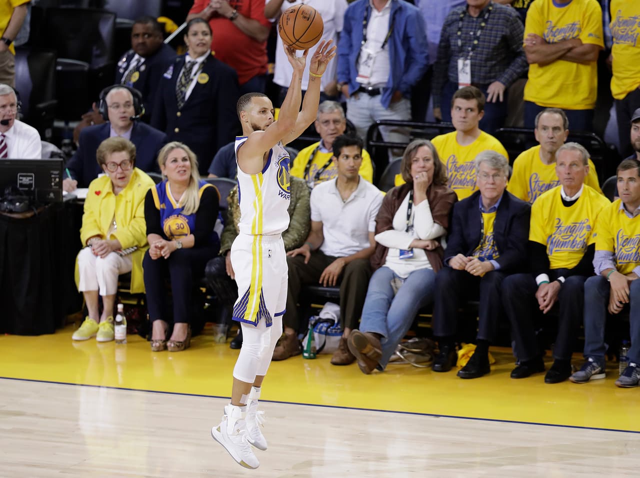 En el último suspiro, Curry metió un triple brillante para dejar el juego 56-56 y el cuarto 26-27 a su favor.