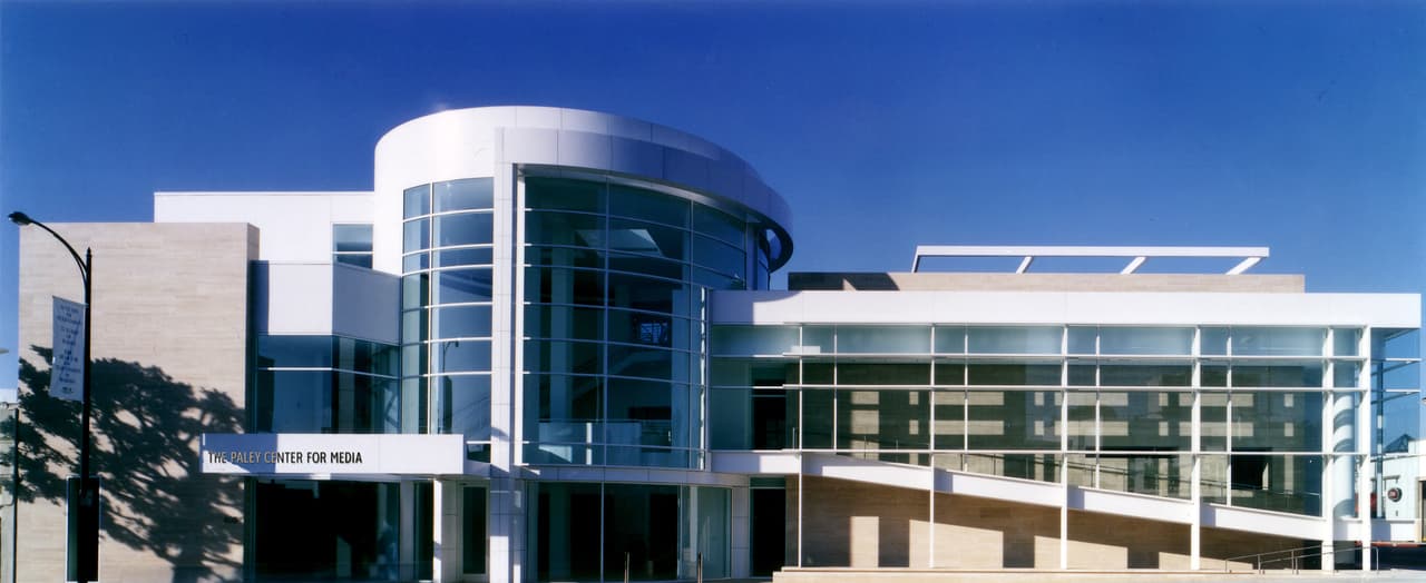 <b>Paley Center for Media:</b> El sitio ofrece giras gratuitas y mantiene un archivo dedicado a los Juegos Olímpicos que se han festejado en Los Ángeles. Aunque se "sugiere" donar $10 para entrar el sitio, dicha donación es voluntaria. 465 N Beverly Drive | Beverly Hills, CA 90210 | (310) 786-1000