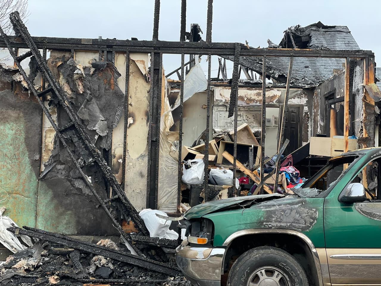 Seguidamente los bomberos llegaron al lugar, pero 
<b>debido a la intensidad de las llamas no pudieron salvar las pertenencias ni la propiedad. </b>