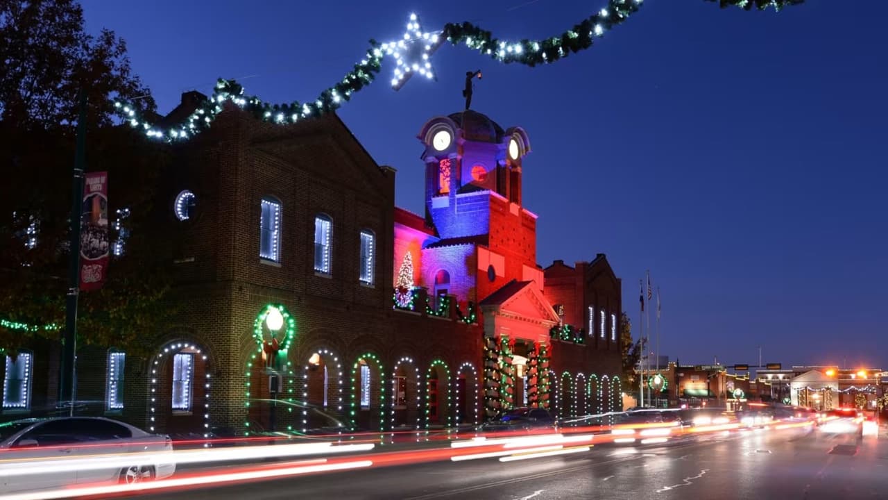 <b>Christmas at the Palace Theatre </b>
<br>Desde música country hasta clásicos navideños, Grapevine es el lugar ideal para disfrutar de todo el entretenimiento de la temporada. Ubicado en 
<a href="https://maps.app.goo.gl/9cx8x6yvZrym8DgS9" target="_blank">el restaurado Palace Theatre</a>, en el centro histórico de Grapevine, te sorprenderás con su espectacula
<b>r oferta de música en vivo y películas navideñas</b>. Cada función tiene un costo adicional, por lo que es 
<b>una opción perfecta para complementar tu plan navideño</b>. 
<a href="https://www.grapevinetexasusa.com/palace-arts-center/events-calendar/christmas-events/" target="_blank">Para ver la cartelera y los precios, haz clic aquí.</a>