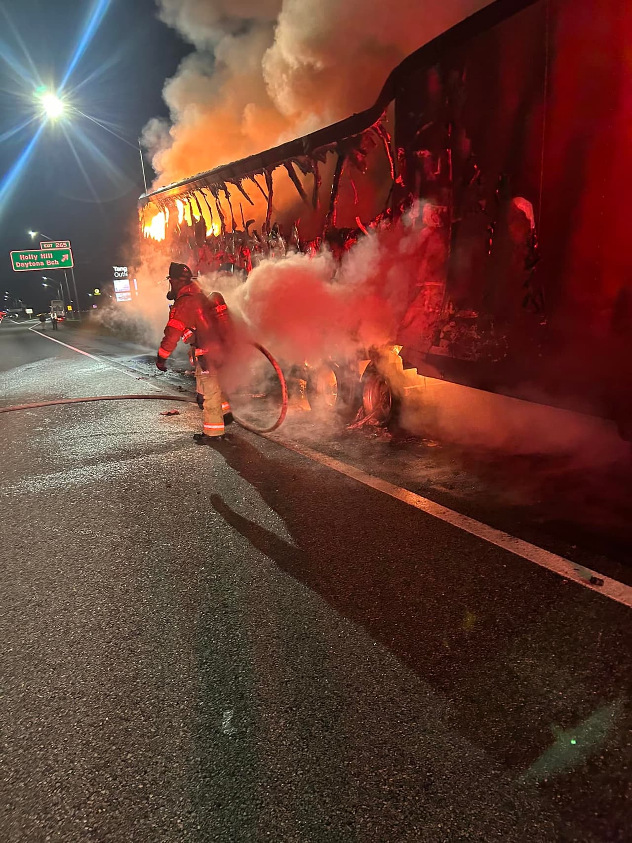 Según la información publicada en las redes oficiales de los
<b>bomberos de Daytona Beach,</b> el fuego inició durante la madrugada del
<b>sábado 25 de noviembre.</b>