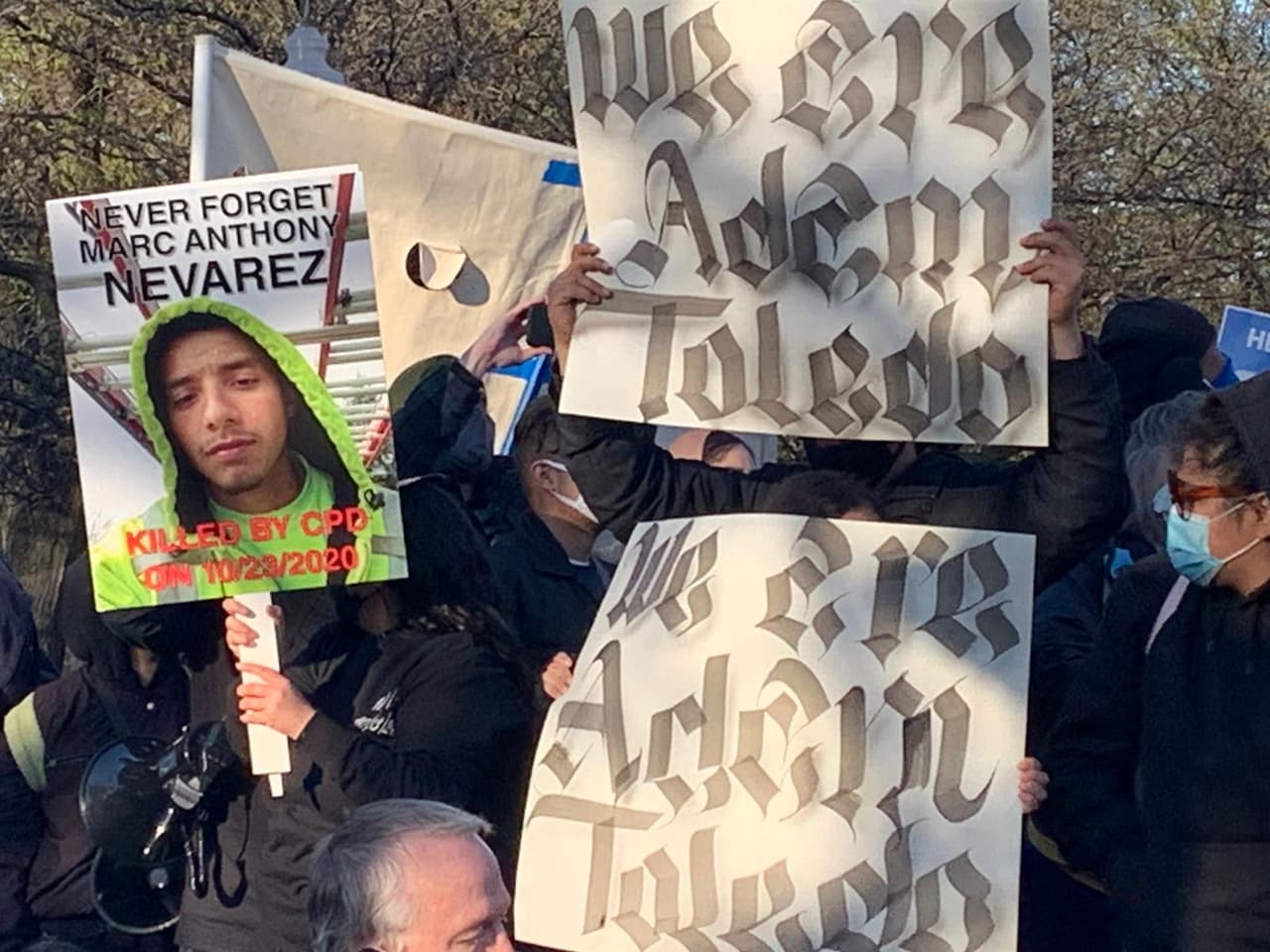 <b>¿Por qué protestan? </b>La Oficina de Responsabilidad Policial (
<b><a href="https://www.chicagocopa.org/case/2021-1112" target="_blank">COPA</a></b>, por sus siglas en inglés) divulgó el 14 de abril un 
<b><a href="https://www.univision.com/local/chicago-wgbo/filtran-imagen-del-video-de-la-noche-en-la-que-murio-adam-toledo-a-manos-de-la-policia-de-chicago-video">video</a></b> y otros materiales sobre la noche del 29 de marzo en la que 
<a href="https://www.univision.com/temas/adam-toledo">Adam Toledo</a>, de 13 años, 
<b><a href="https://www.univision.com/local/chicago-wgbo/adam-buen-nino-tenia-relacion-pandillas-abogada-elizabeth-toledo">murió baleado a manos de un policía de Chicago en el vecindario de La Villita.</a></b>