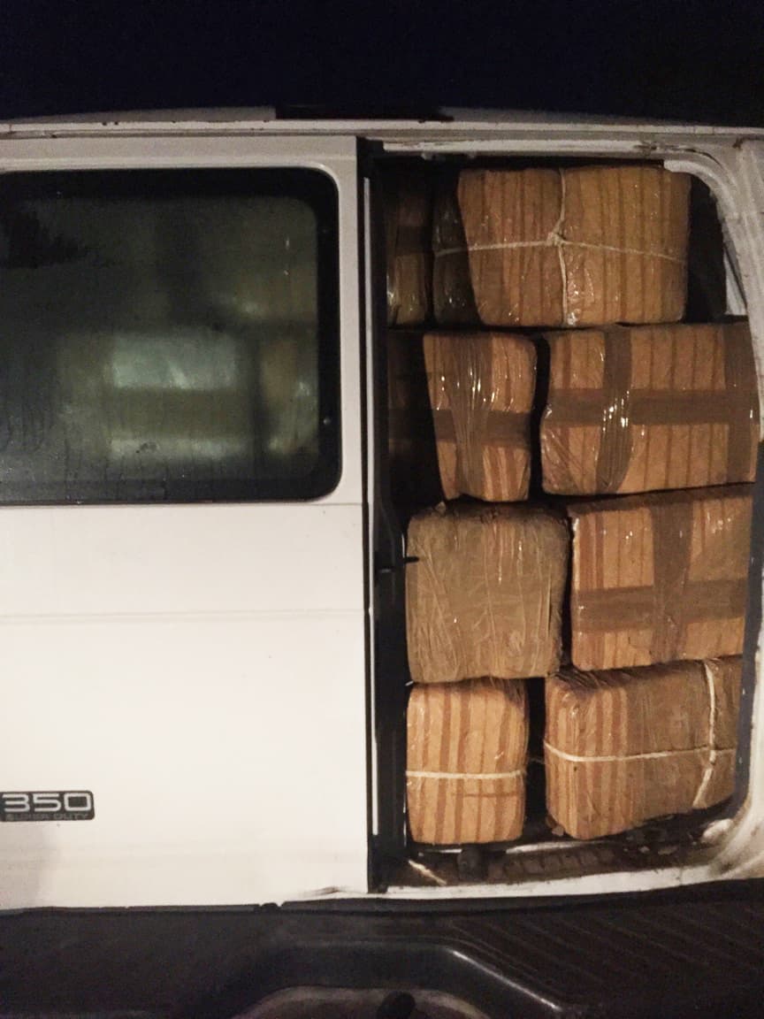 Aunque lograron decomisar la droga, 22 contrabandistas escaparon nadando hacia México.