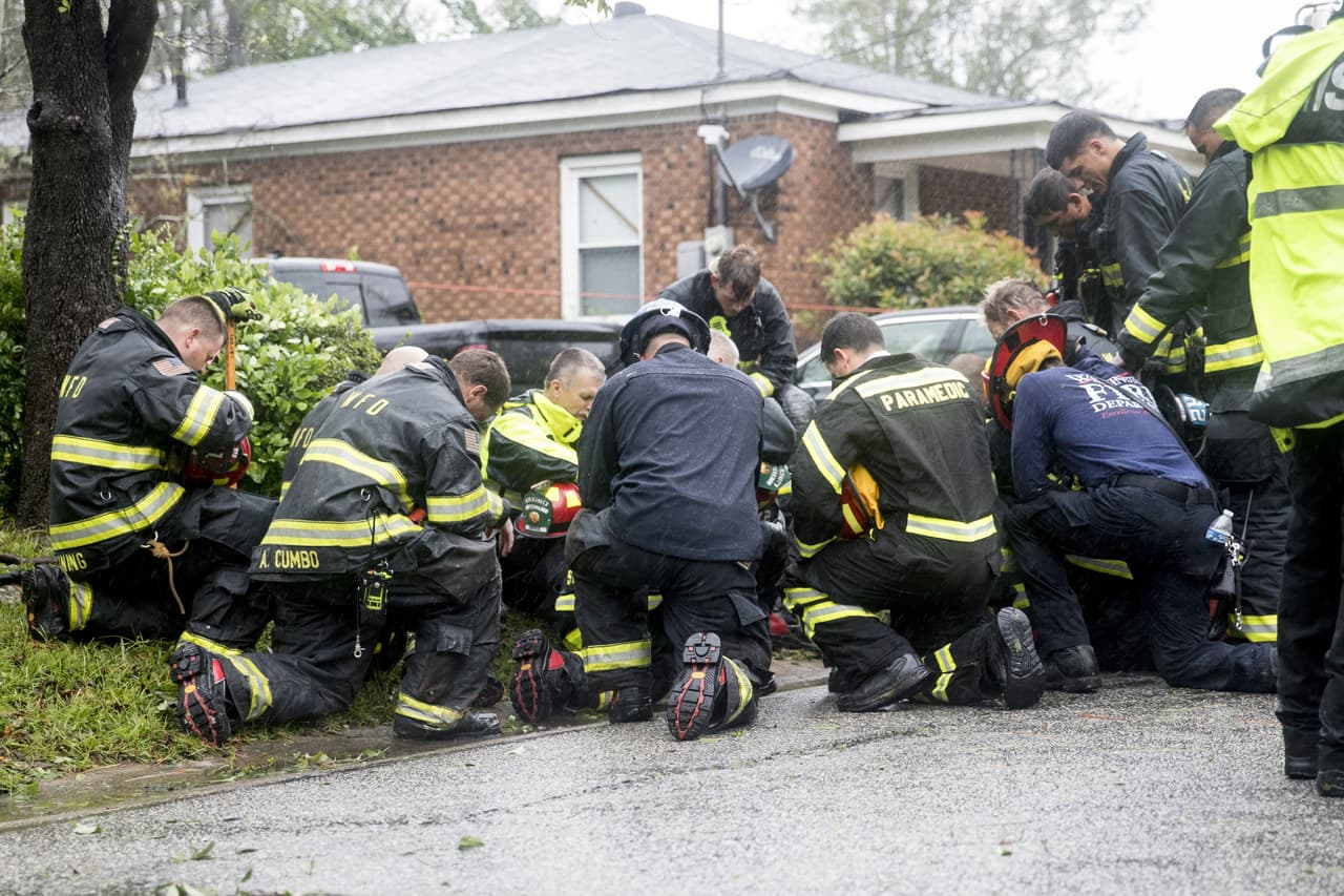El conmovedor gesto de estos bomberos que no pudieron salvar a una madre y su bebé