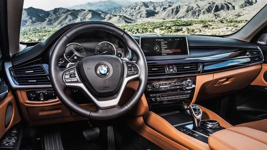 La BMW prioriza el estilo y las dinámicas de manejo sobre el aspecto práctico. Aún así ofrece una cantidad de espacio considerable y ha sido muy exitosa.