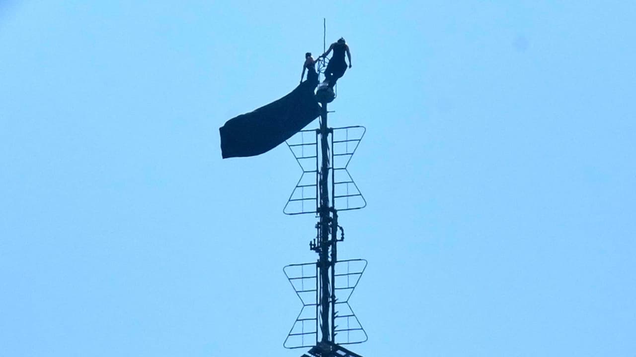 "Cuando el poder del amor vence": Dos personas despliegan pancarta en la cima del Empire State