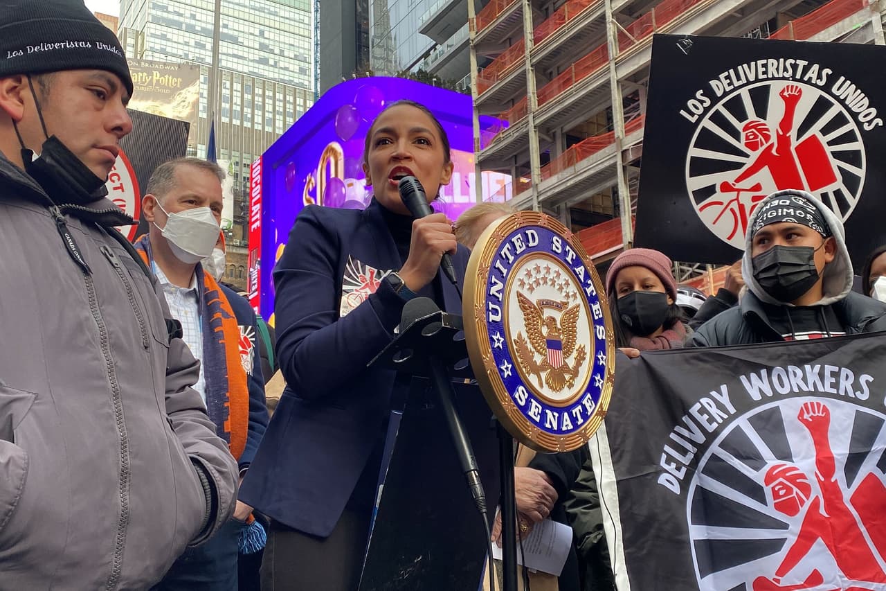 La congresista Alexandria Ocasio-Cortez (demócrata de Bronx y Queens) habla en una manifestación en Times Square a favor de los repartidores, el 23 de enero de 2022.