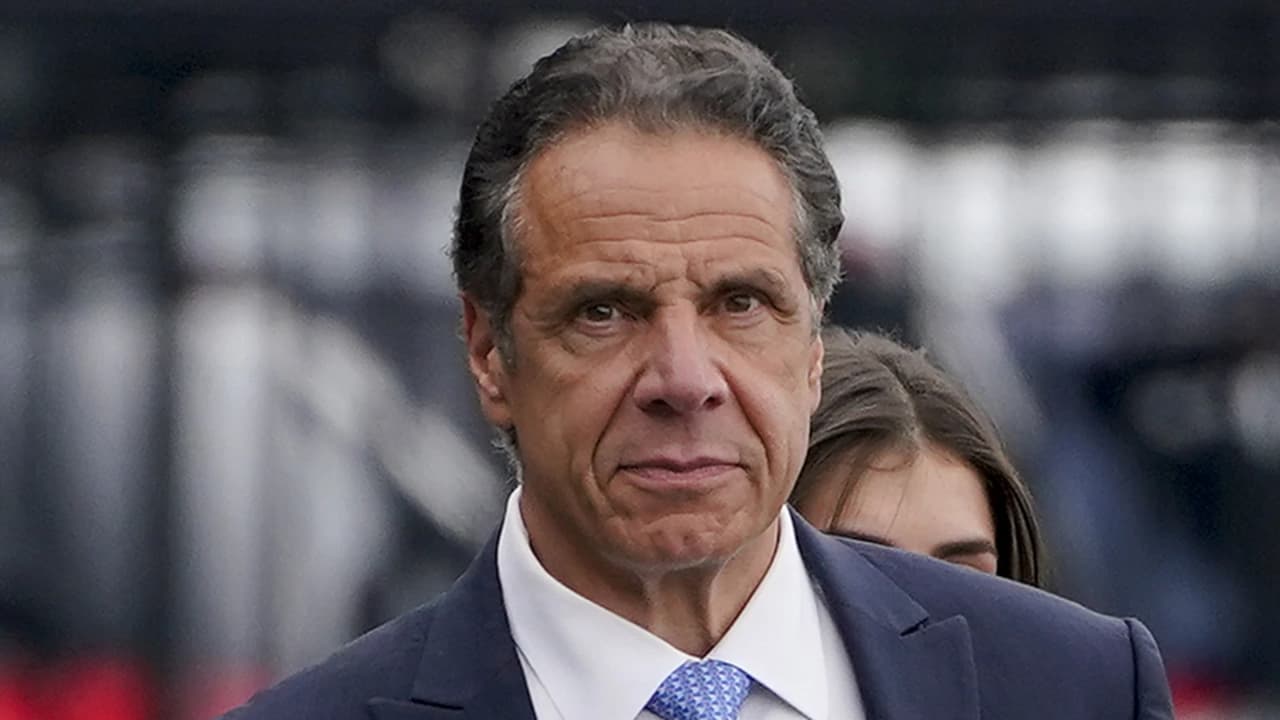 En 2021, el exgobernador de Nueva York, 
<a href="https://www.univision.com/local/nueva-york-wxtv/gobierno-federal-investigacion-cuomo-acoso-sexual" target="_blank">Andrew Cuomo</a>, fue demandado por su ex asistente Brittany Commisso. 
<b>La acusación por "conducta sexual inapropiada" le llevó a dimitir su cargo</b>. Al inicio, enfrentó un cargo penal, pero un fiscal lo retiró por falta de pruebas.