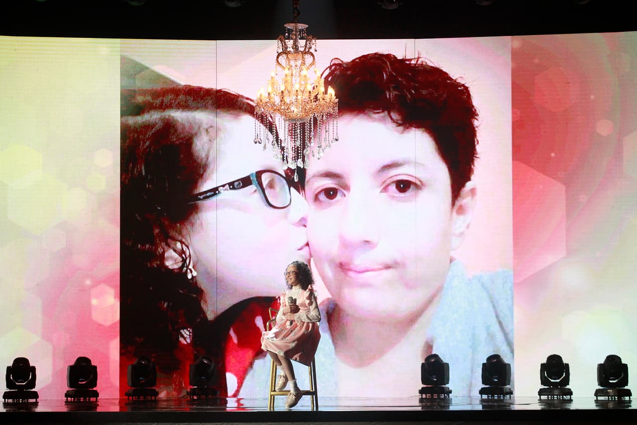 La niña de gruesos antojos y cabello rizado confesó a Univision Entretenimiento que no conoce a su padre: "Mi familia solo somos mi mamá y yo, vivímos nosotras solas", declaró.