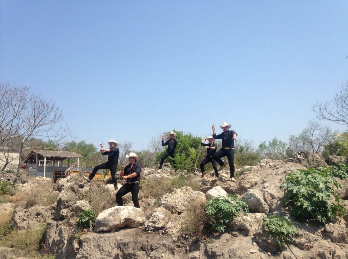 Mientras
<a href="https://www.univision.com/entretenimiento/muere-la-cantante-y-actriz-mexicana-hiromi-hayakawa-y-tambien-su-bebe-julieta"><b>Hiromi</b></a> triunfaba en el teatro musical, Fernando era parte del grupo norteño 'Los fuereños'.