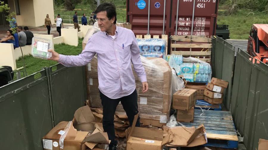 El secretario de Estado, Luis Rivera Marín, era fotografiado en el contenedor de basura con alimentos y agua en Patillas.