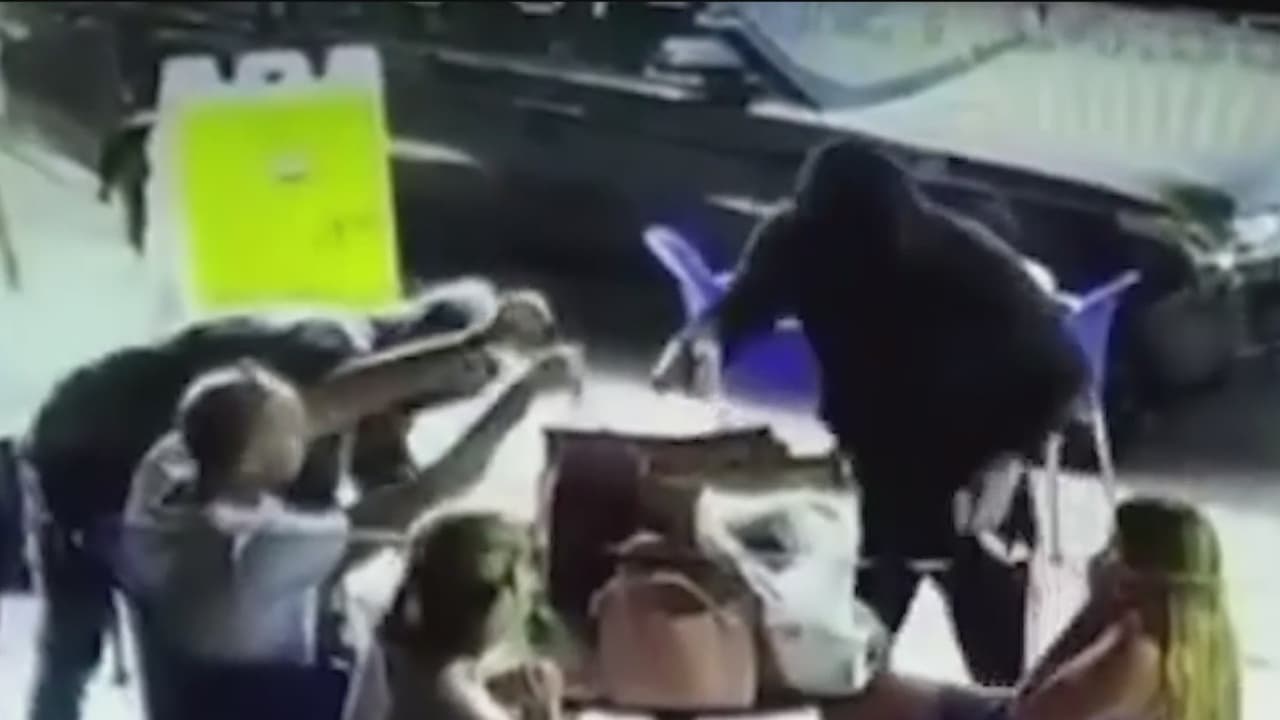 Varios residentes del área de Melrose, en Los Ángeles, se unen para enfrentar los robos y la delincuencia