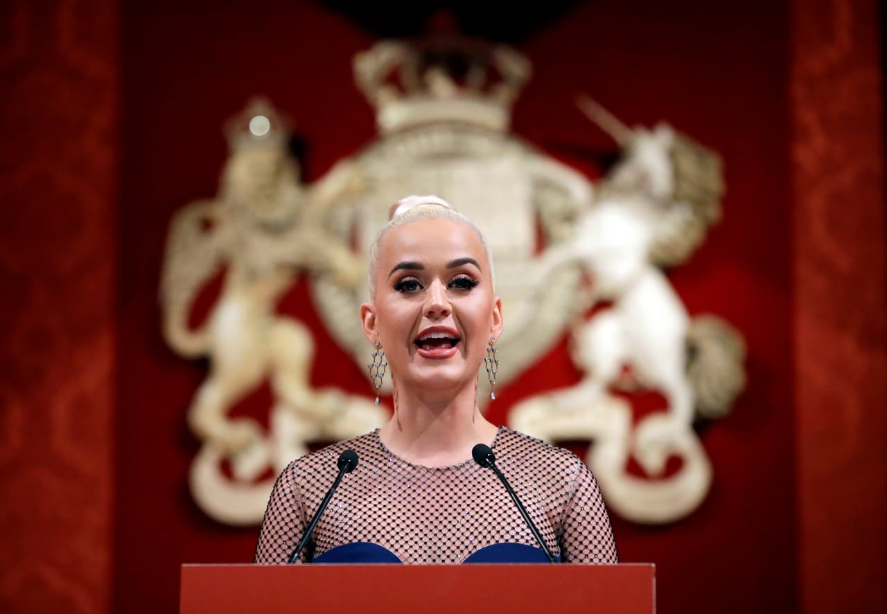 También se señala que la cantante de 
<b><a href="https://www.youtube.com/watch?v=CevxZvSJLk8" target="_blank">'Roar' </a></b>negó los dichos de Kesha y además se detalló que 
<b><a href="https://www.univision.com/musica/kesha-testificara-bajo-juramento-sobre-sus-acusaciones-contra-drluke" target="_blank">no hubo evidencia </a></b>del supuesto abuso sexual.
<br>