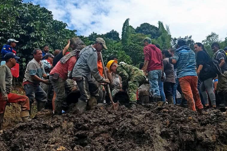 Deslizamiento de tierra sobre una escuela de Antioquia, Colombia.