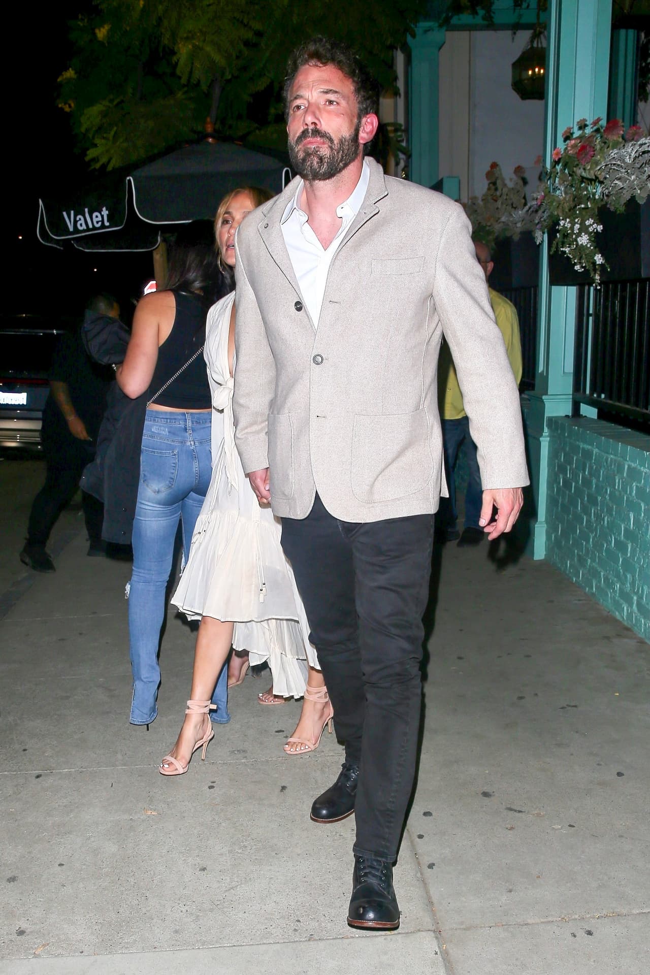 "Están de regreso en Los Ángeles ahora después del viaje especial por Europa", dijo una fuente a People, "están pasando el rato con sus hijos y amigos. 
<b><a href="https://people.com/movies/jennifer-lopez-and-ben-affleck-are-spending-as-much-time-together-as-possible-before-busy-fall/" target="_blank">Están teniendo un verano increíble</a></b>".
<br>