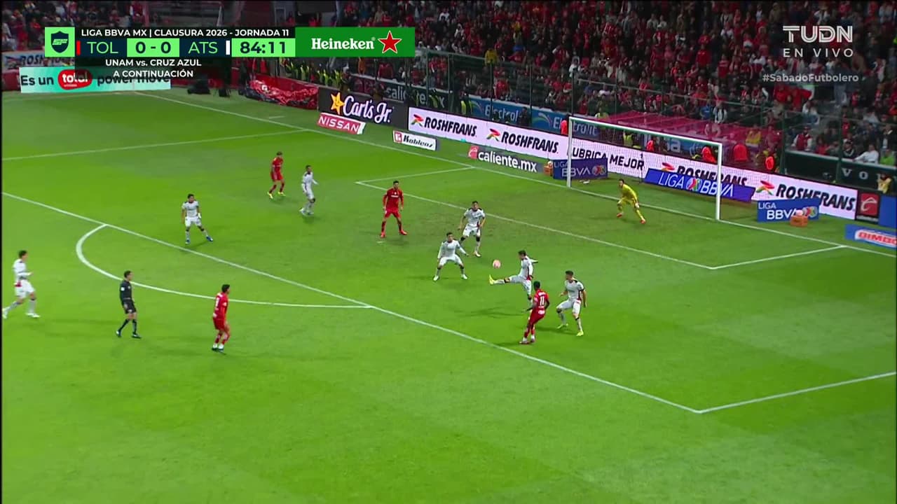 ¡CERCA! Luis Gamboa disparó que se estrella en el poste.