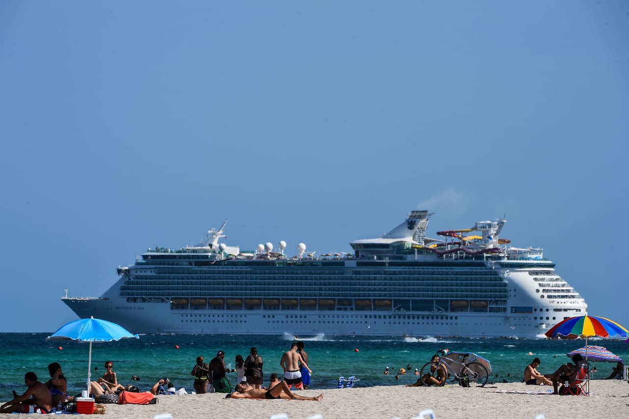 De acuerdo con un estudio reciente de la CLIA, la industria de los cruceros en EEUU sostiene 421,000 empleos en el país y genera $53 mil millones anuales en actividad económica. 
<br>