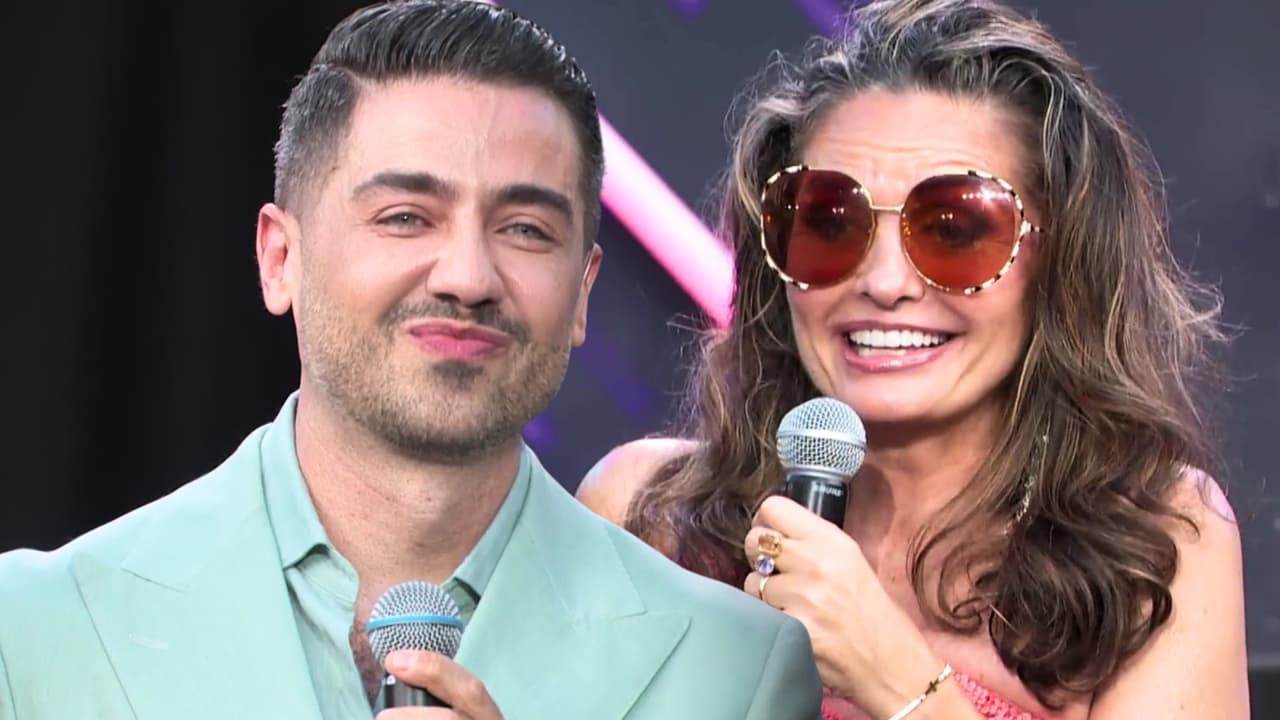 Borja Voces le entrega a "su primera jefa", Sandra García-Sanjuán, la distinción Agente de Cambio en Premios Juventud