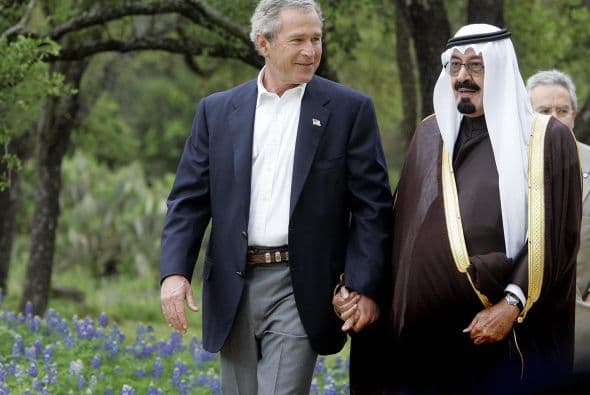 El ex presidente George W. Bush camina tomado de la mano con el príncipe hederero de Arabia Saudita, Abdullah , en su rancho de Crawford, Texas, el 25 de abril 2005