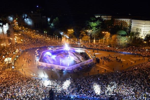 El último en subir fue el portero y capitán Iker Casillas, que, con la canción 'We are the champions', de Queen, de fondo, vistió a la Cibeles con una bandera de España y el escudo del Real Madrid.