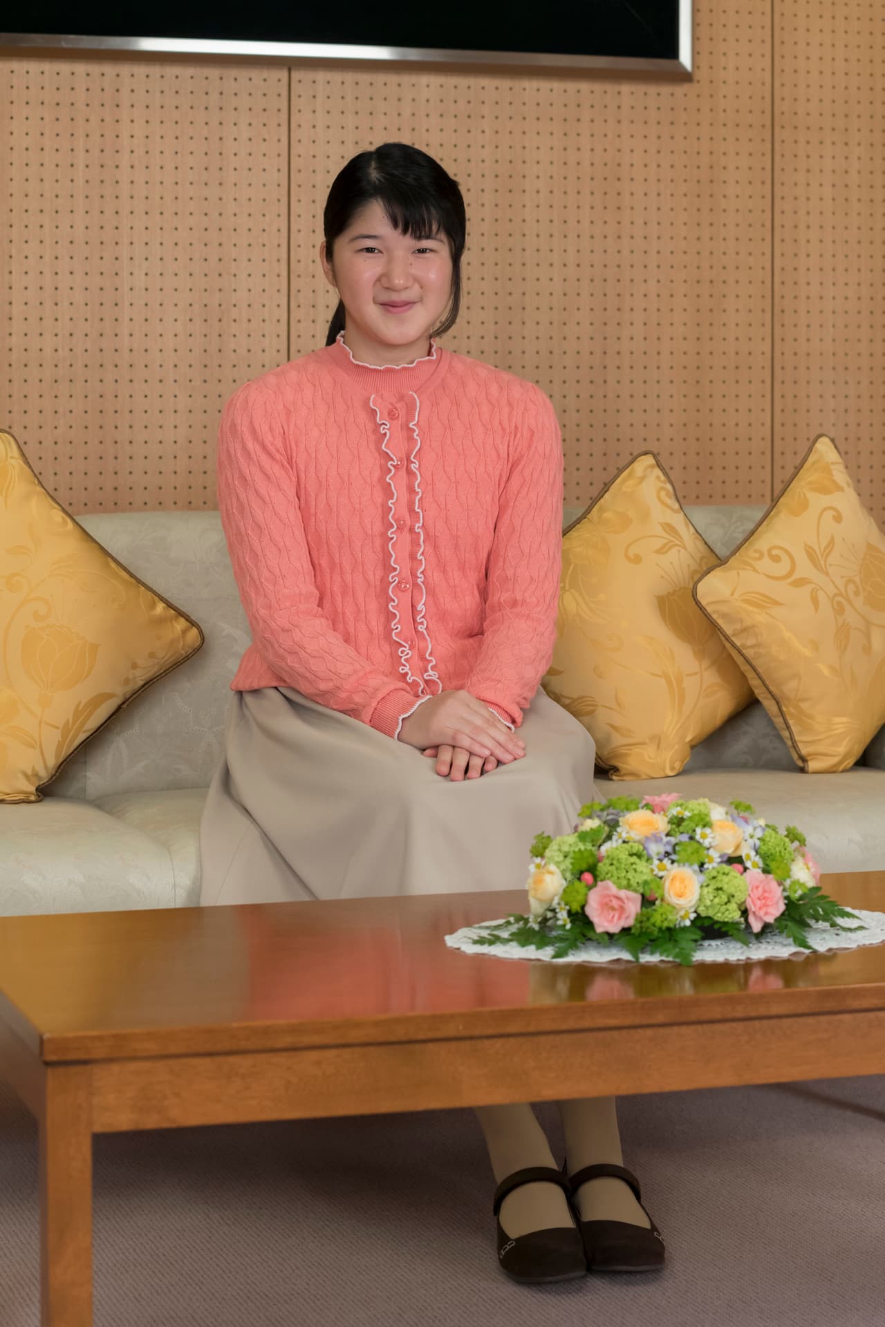 En la ceremonia de abdicación y debido a que el acto estaba limitado a japoneses adultos, no estuvo presente Aiko de 17 años ni tampoco su primo, los dos niños más observados de la monarquía.