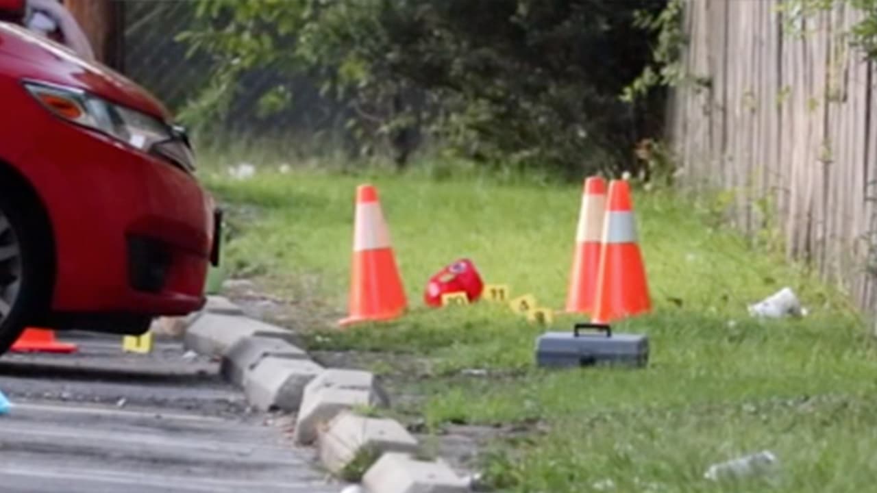 Según el informe policial, el
<a href="https://www.univision.com/temas/tiroteos">tiroteo</a> ocurrió alrededor de las 5:20 p.m., y luego que el presunto atacante le disparara al hispano, una mujer fue víctima de
<a href="https://www.univision.com/temas/asalto">asalto.</a>