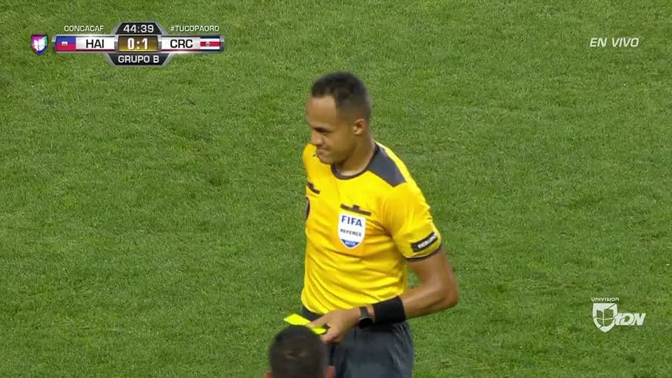 Tarjeta amarilla. El árbitro amonesta a Rándall Leal de Costa Rica