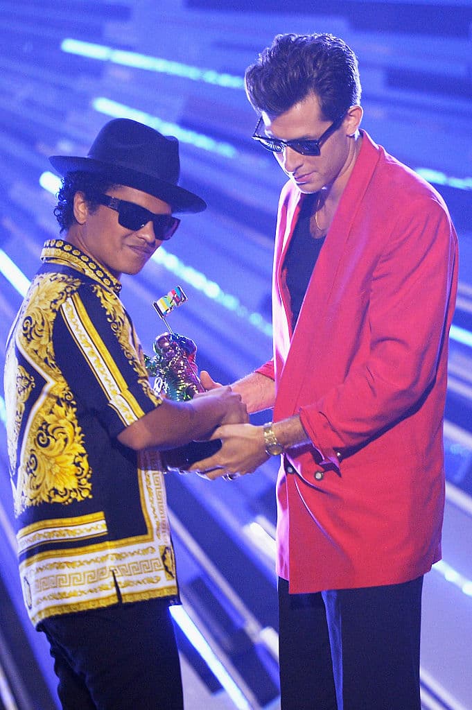 Le siguen 
<b>Mark Ronson y Bruno Mars</b> con su divertido y viral ‘
<b><a href="https://www.youtube.com/watch?v=OPf0YbXqDm0" target="_blank">Uptown funk</a></b>’ que suma más de 3.7 billones de vistas desde el 19 de noviembre del 2014 que fue lanzada.
