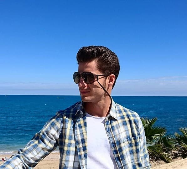 El guapo actor y modelo español que interpreta a Roberto Marañón en ‘La Embajada’ conquista y enamora a sus fanáticas con las sexys y atrevidas fotos que comparte en su cuenta de Instagram ¿Te lo vas a perder?