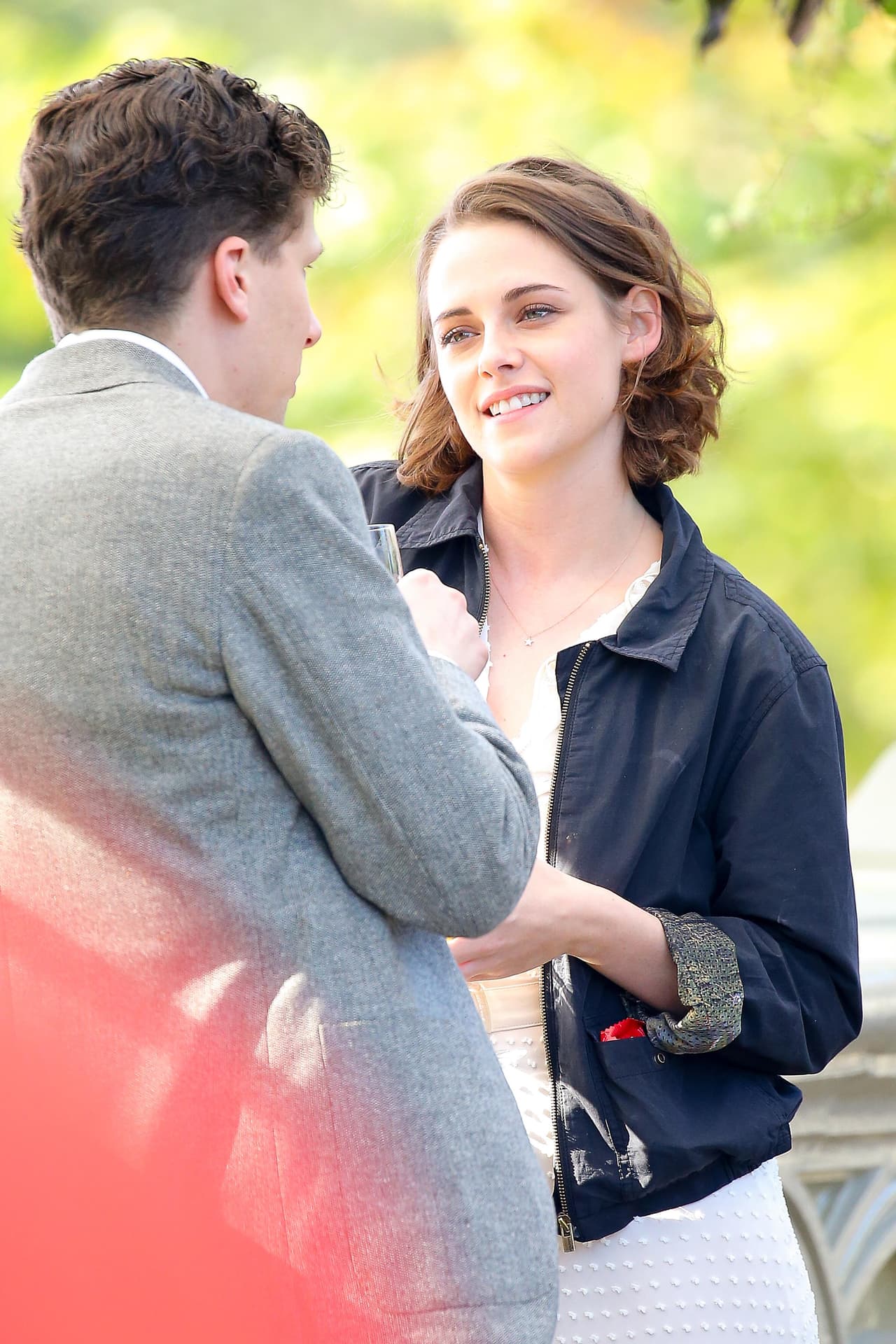 Por el momento, lo que sí está claro es que la trama de la película será de época. Brillante deducción por el vestuario, ¿ no crees?