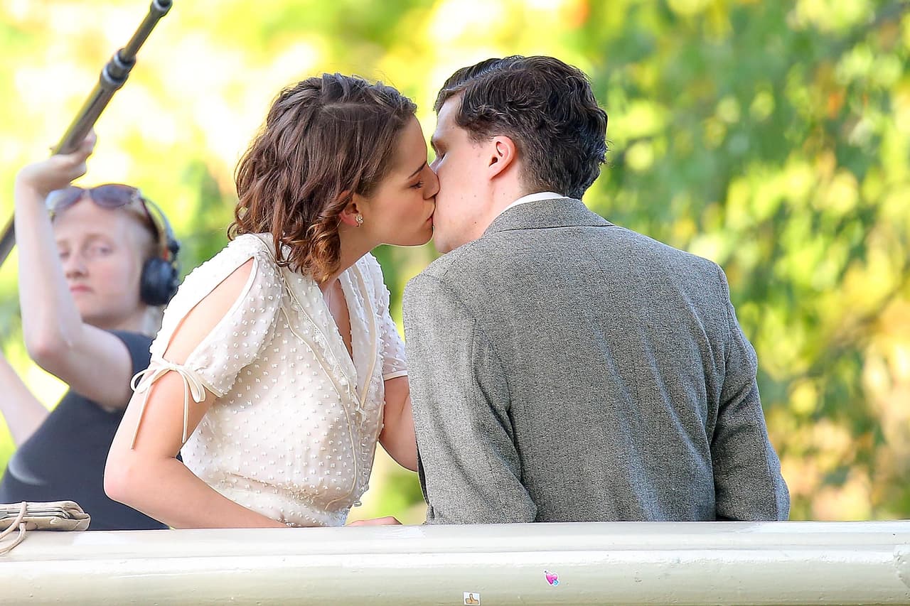 El dúo fue visto en un puente por Central Park compartiendo un beso muy apasionado.
