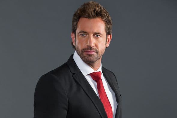 Maximiliano está perdidamente enamorado de María Dolores, a pesar de todas las tragedias.