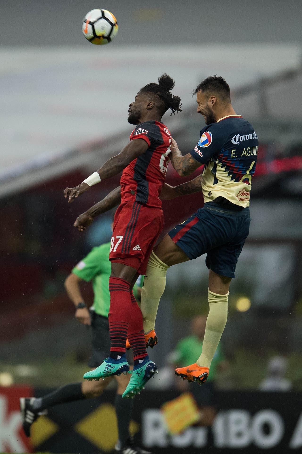 La posesión era del equipo del 'Piojo' Herrera, pero los espacios ean muy escasos en la defensa del Toronto.