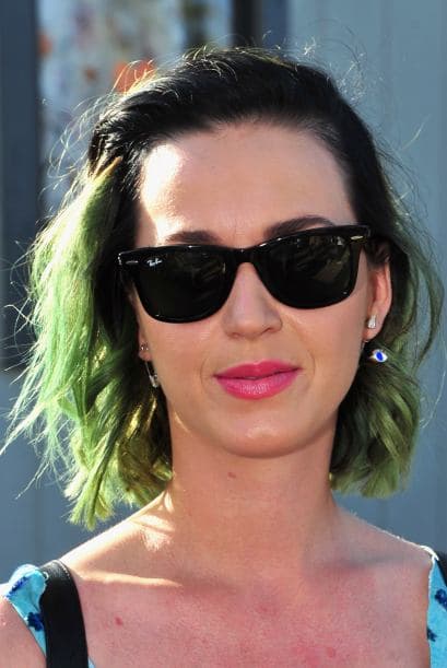 Unos fueron a trabajar, otros a divertirse y otros a pasar sencillamente desapercibidos por las fachas que lucieron. Te traemos las estampas de los ricos, famosos y muy fachosos, así vieron a las celebridades que disfrutaron del festival musical Coachella en Indio, California. ¿Los reconoces? ¿Quieres ver más?: Las fotos que no te puedes perder