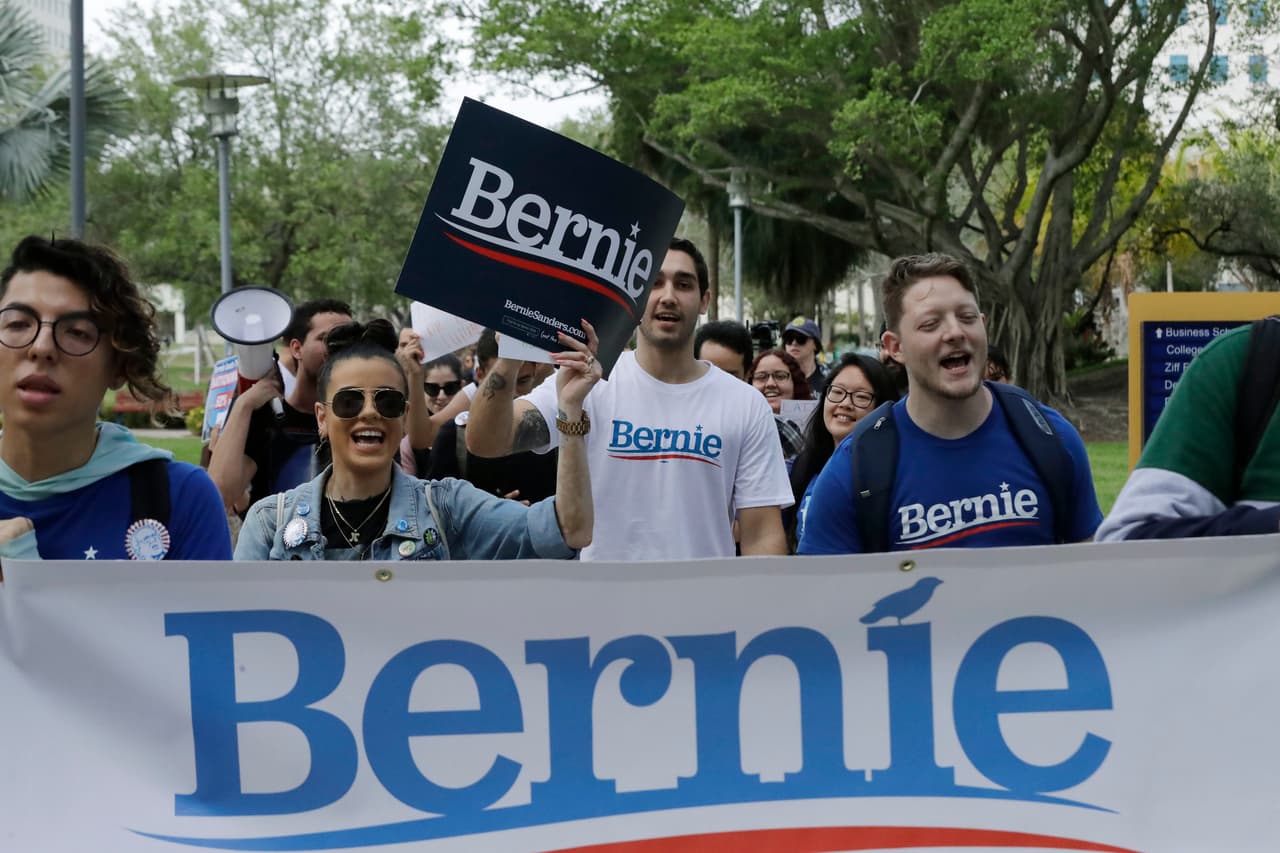 ¿Por qué perdió impulso la "revolución" que prometía Bernie Sanders?