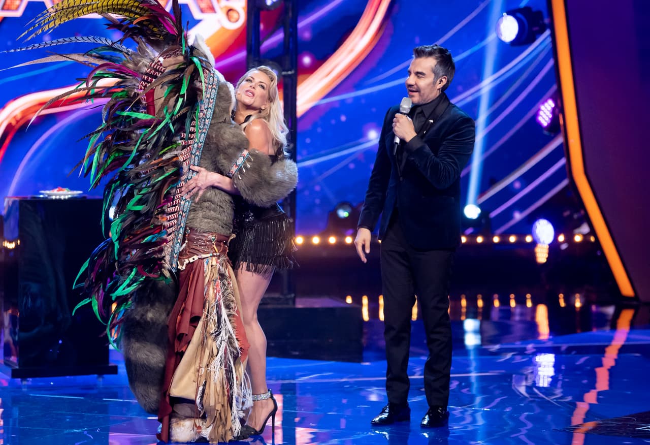 El jefe Apache se llevó un inolvidable abrazo y beso de Lorena Herrera. Su platillo fue sincronizadas con gomitas de dulces.