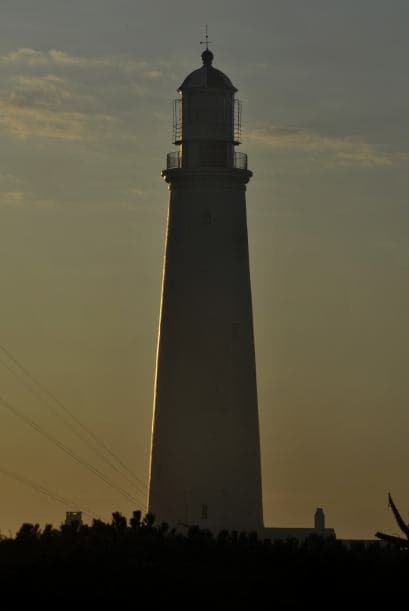 "Me gusta este trabajo por la tranquilidad, por el paisaje", dice Fajardo, quien además de mantener junto con un ayudante el faro limpio, pintado y en funcionamiento, en sus ratos libres lee, cocina, pesca y hace ejercicio.