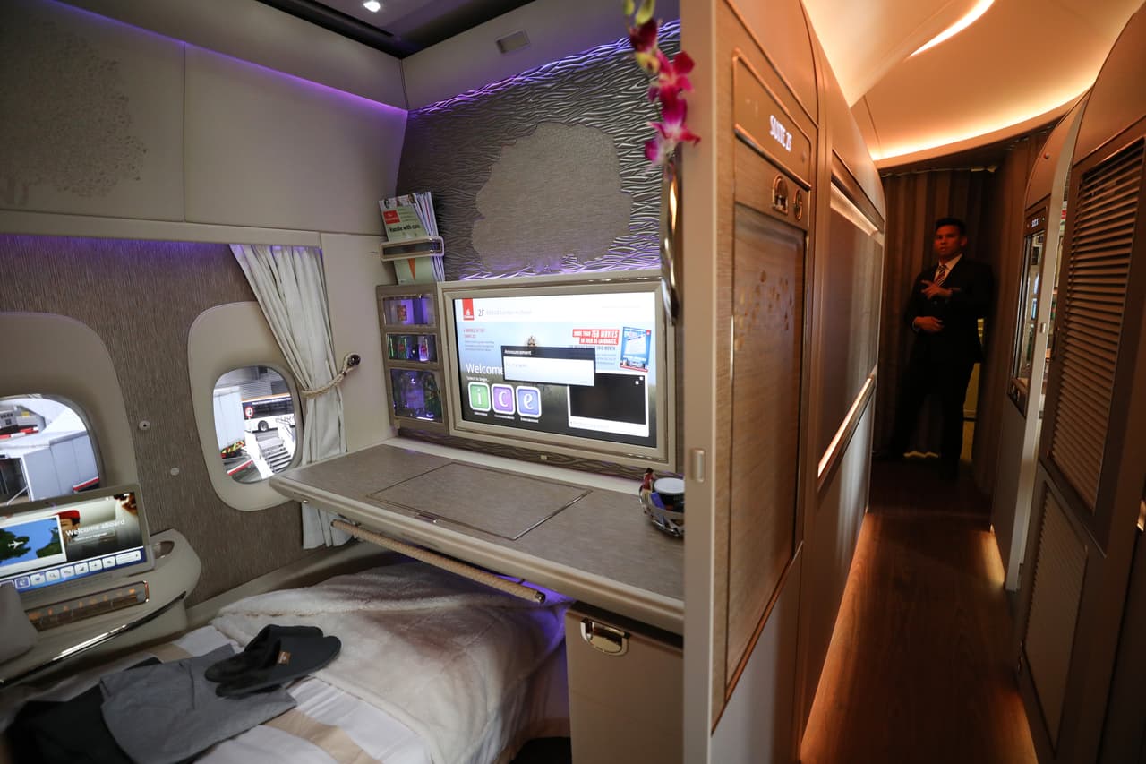 <b>Puesto 4. Emirates Airlines.</b> Comenzó a operar en 1985 en Dubai, Emiratos Árabes Unidos, con solo dos aviones. Hoy en día tiene una flota de más de 265 que van a más de 155 destinos en 80 países de todo el mundo. Fue calificada como la segunda mejor aerolínea del medio Oriente en los premios Skytrax de 2018.