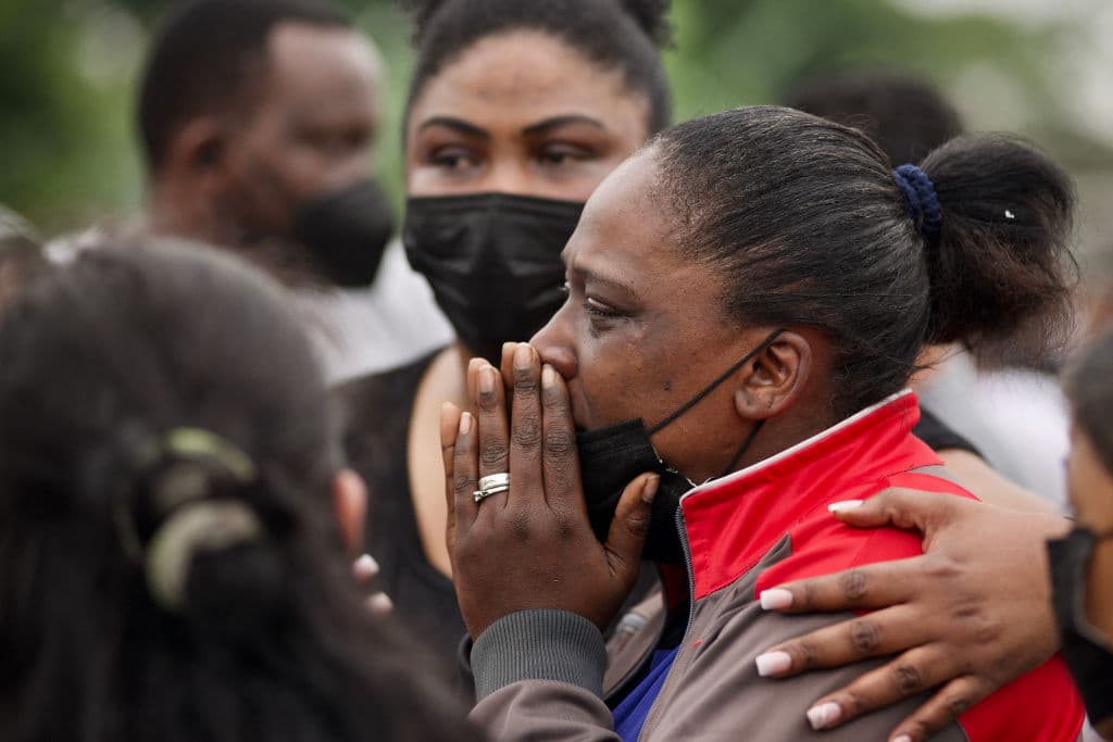 Tras darse a conocer el estallido de violencia, familiares y allegados de los reos se reunieron en las afueras del penal para recibir información.
