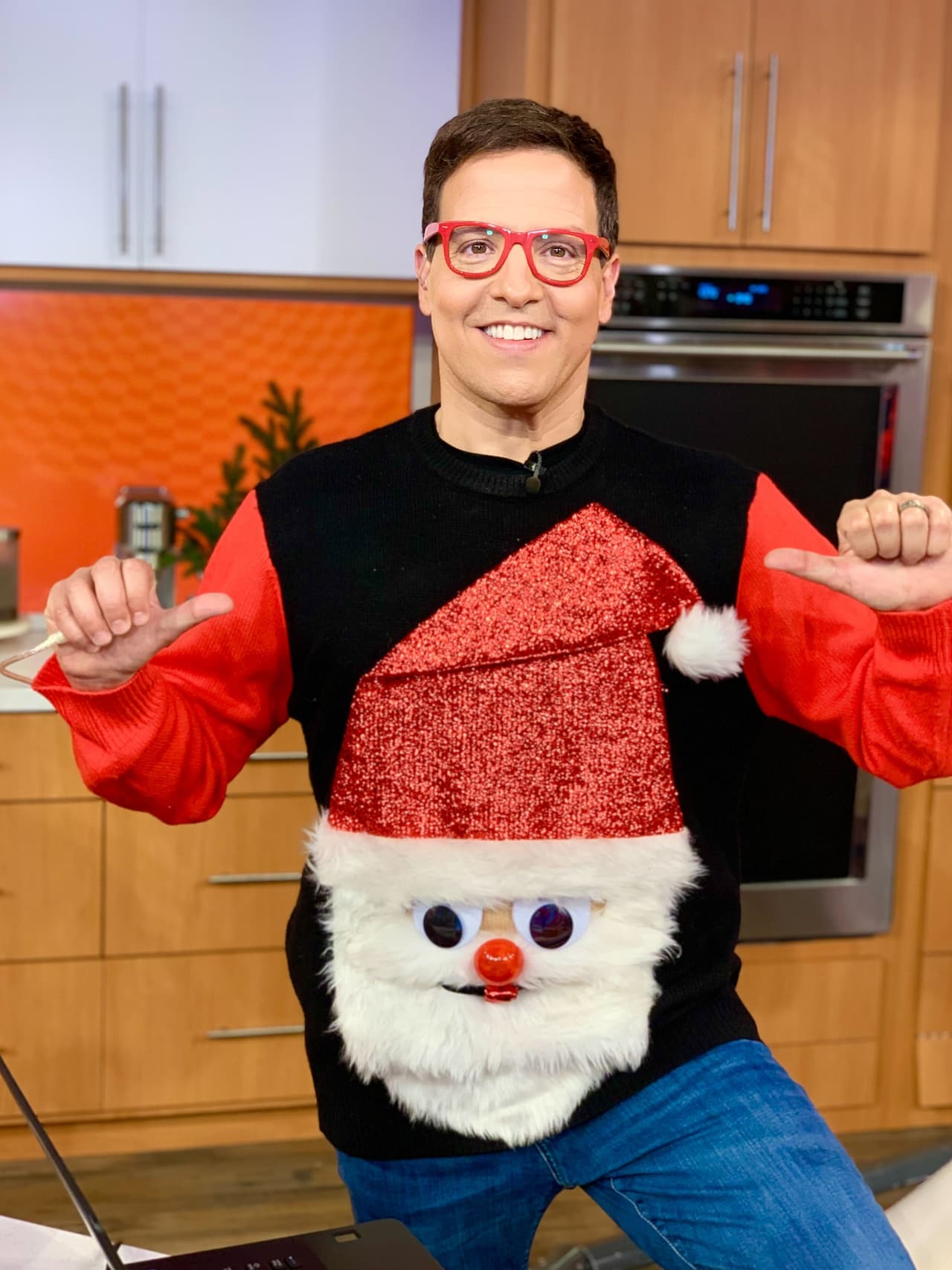 Al igual que el chef Yisus, Raúl González lució el mismo suéter con el rostro de Santa, el cual combinó a la perfección con su lentes.