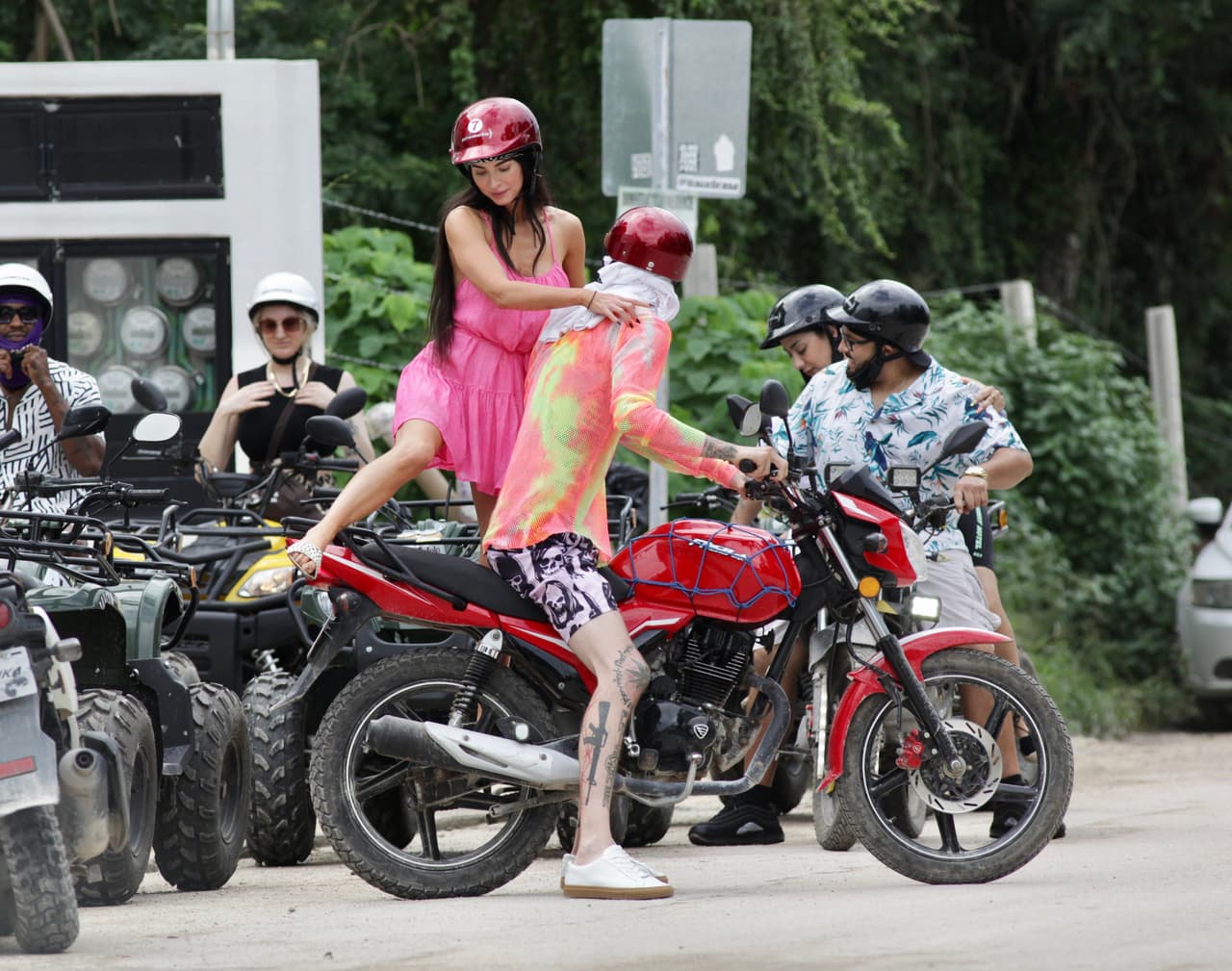 La pareja tuvo un paseo por las calles de Tulum, México, en moto.
