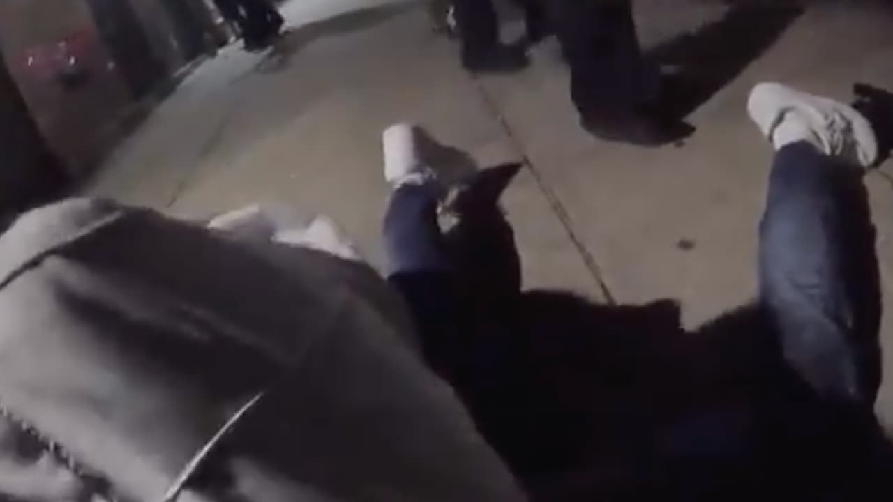 Video: teniente de la policía de Nueva York resulta herido durante un forcejeo con un sospechoso en El Bronx