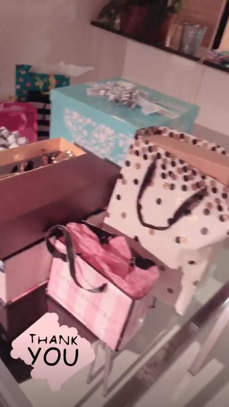 A lo largo de los días de festejo, Karina recibió varios regalos que no quiso abrir hasta el pasado 20 de agosto, un día antes de su viaje.