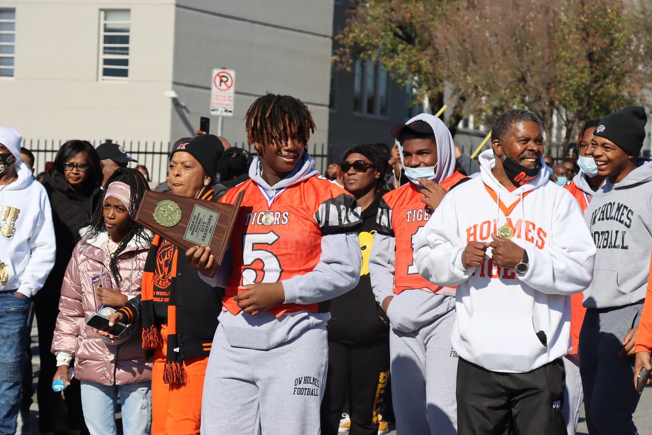 Los jóvenes deportistas caminaron presumiendo sus medallas y títulos logrados en la temporada. Según archivos, desde 1995 una escuela de bajos recursos no lograba un título Estatal, la última que lo hizo fue una de San Antonio.